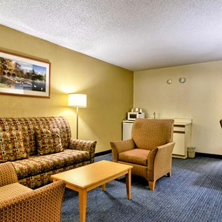 Katahdin Inn & Suites Millinocket Esterno foto