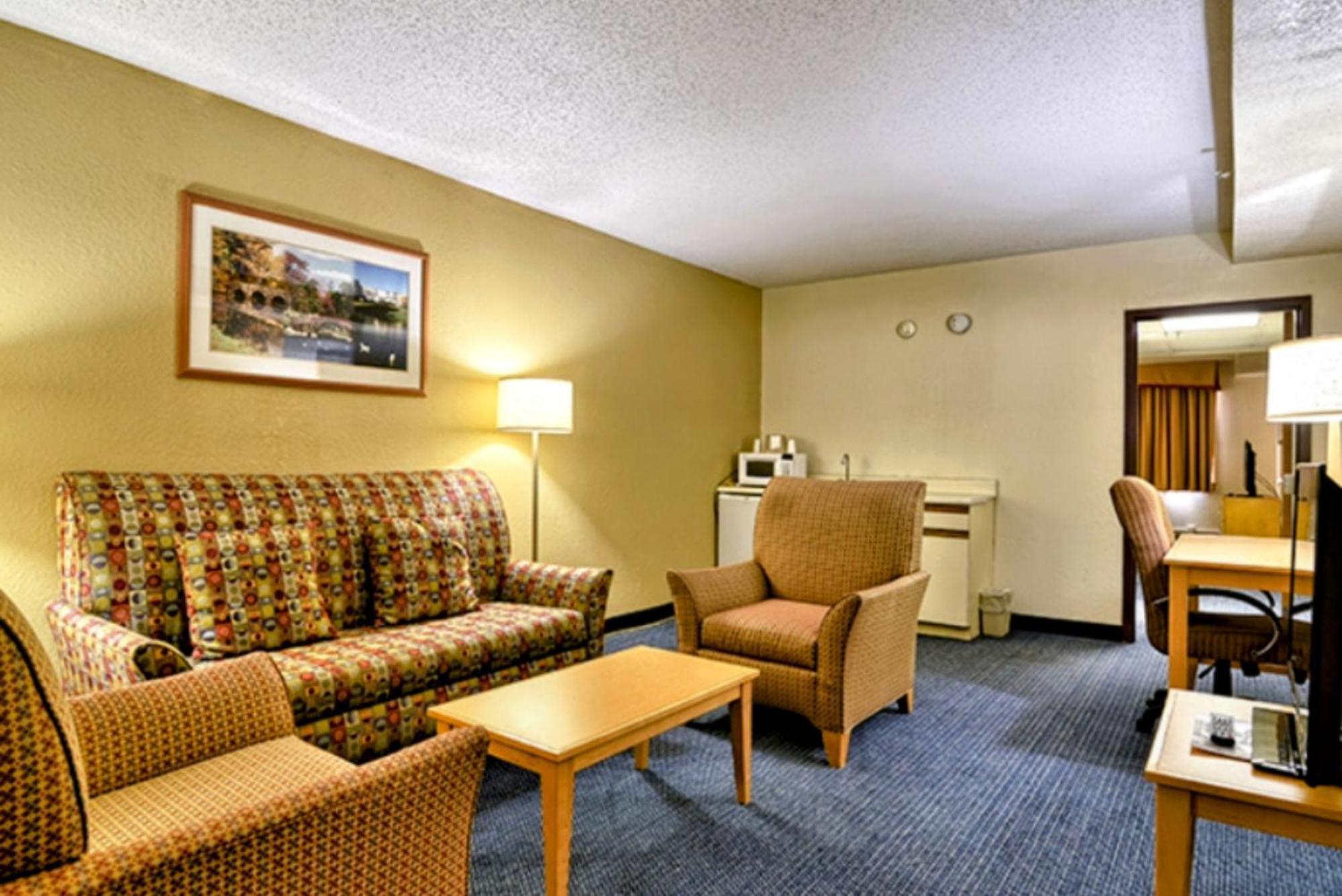 Katahdin Inn & Suites Millinocket Esterno foto
