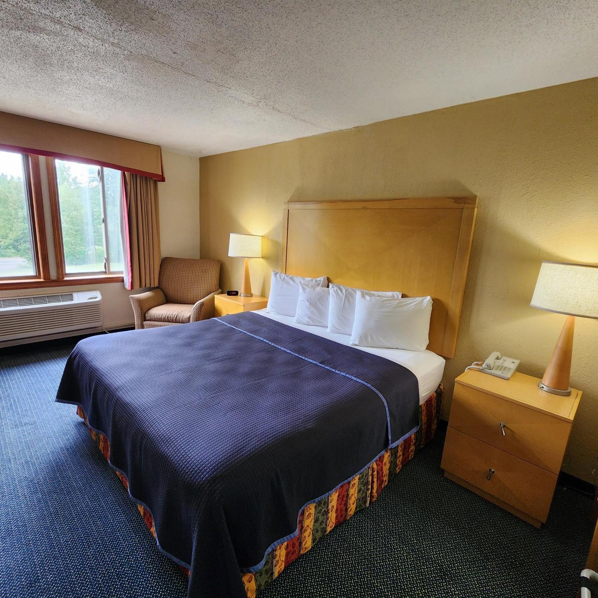 Katahdin Inn & Suites Millinocket Esterno foto