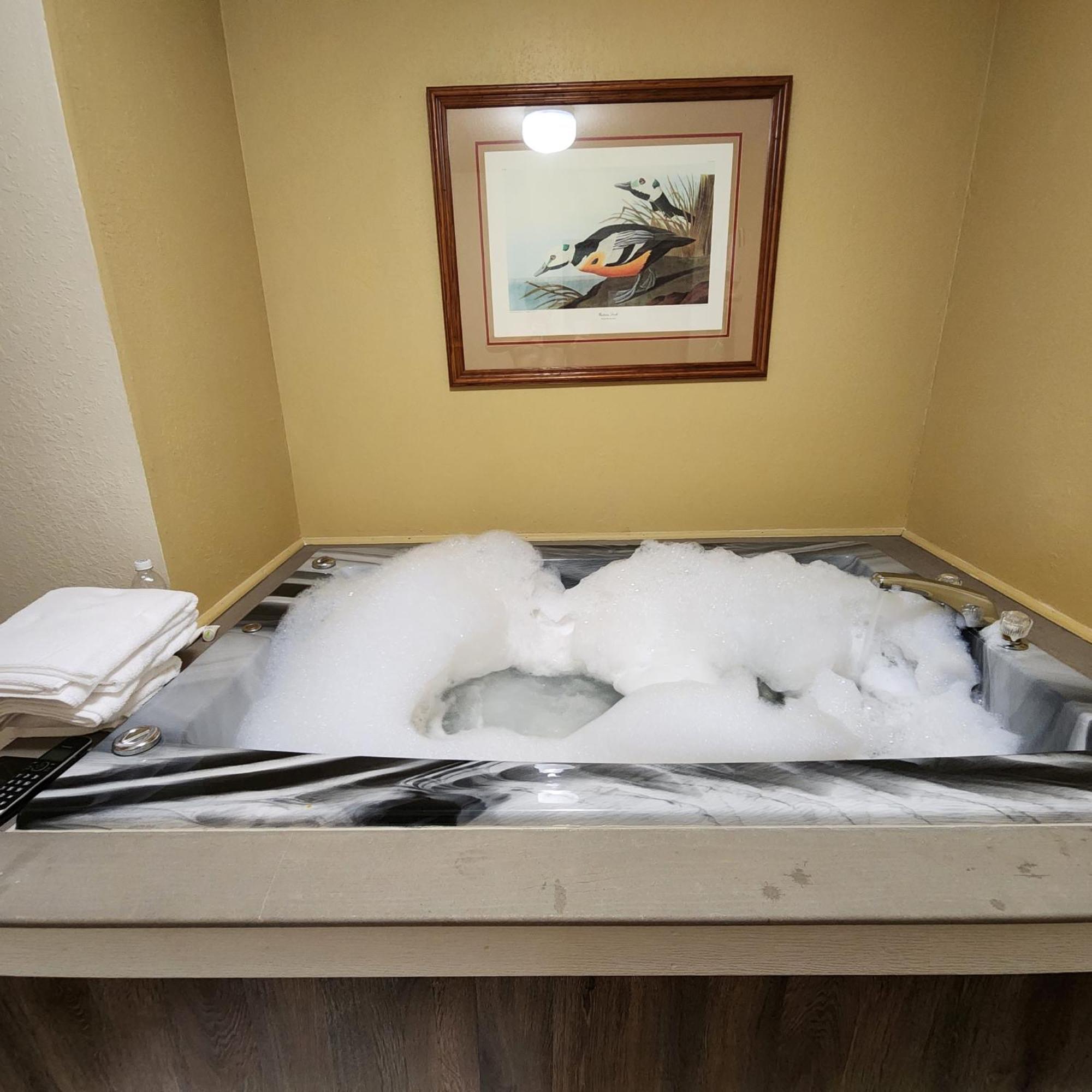 Katahdin Inn & Suites Millinocket Esterno foto