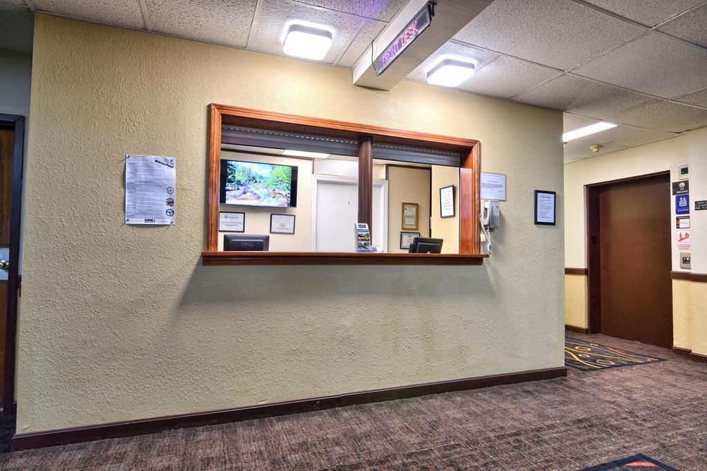 Katahdin Inn & Suites Millinocket Esterno foto
