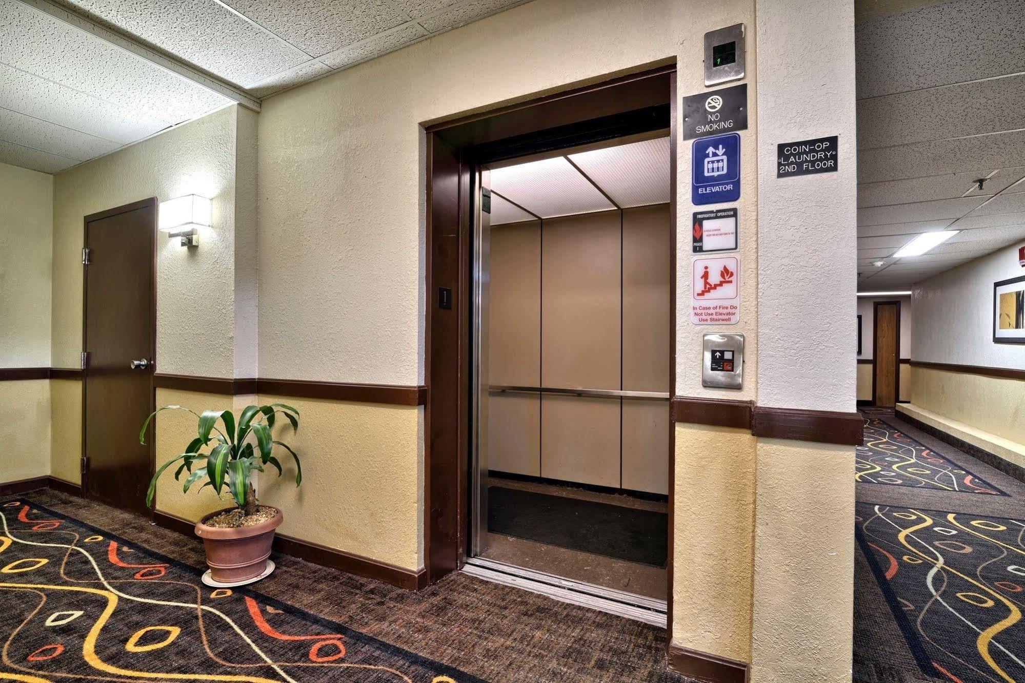 Katahdin Inn & Suites Millinocket Esterno foto