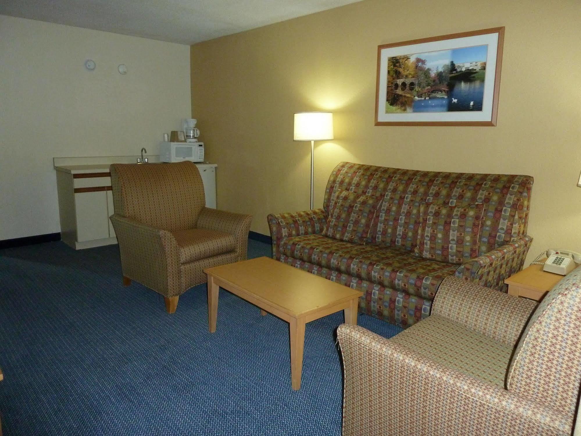 Katahdin Inn & Suites Millinocket Esterno foto
