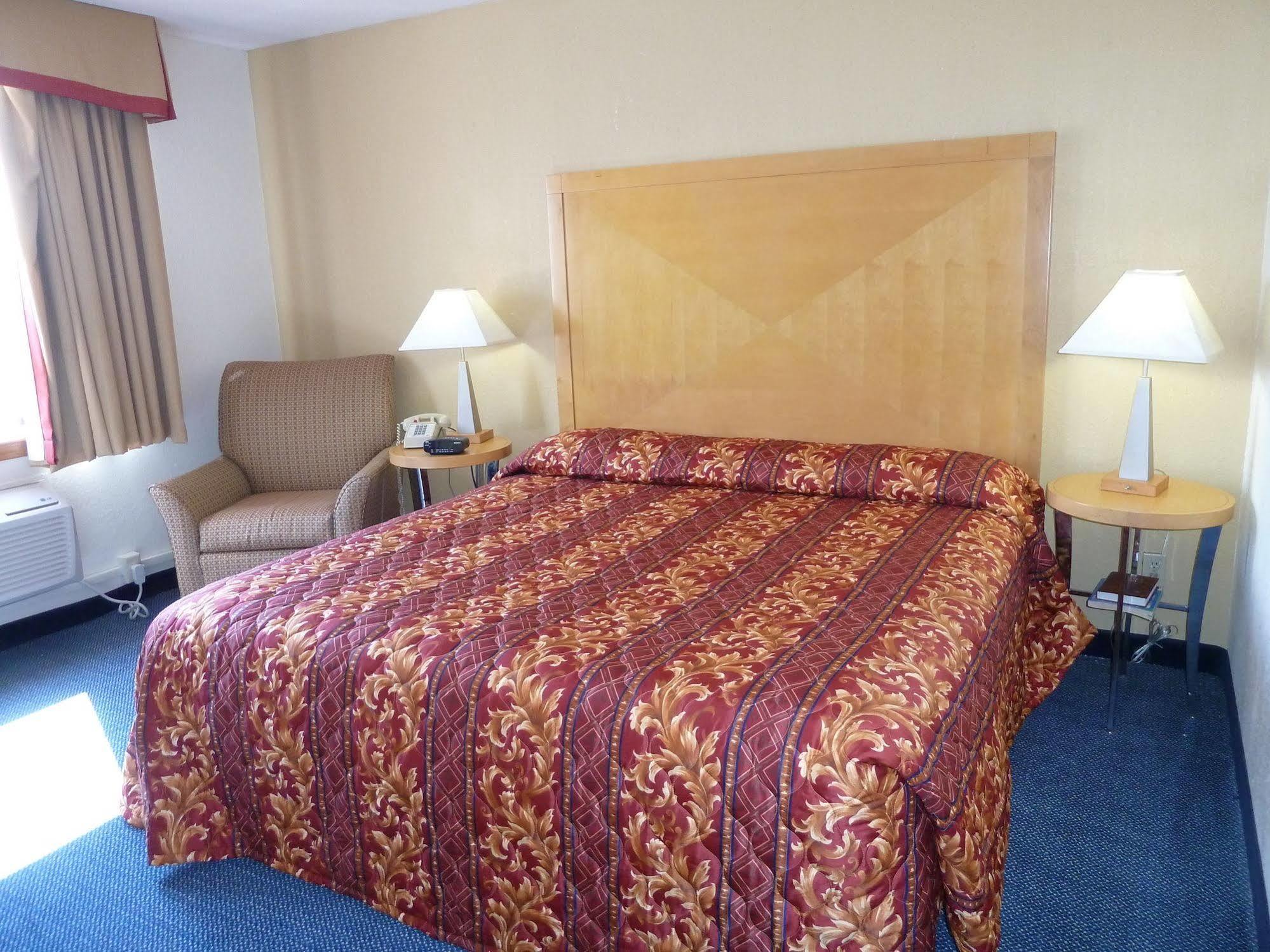 Katahdin Inn & Suites Millinocket Esterno foto