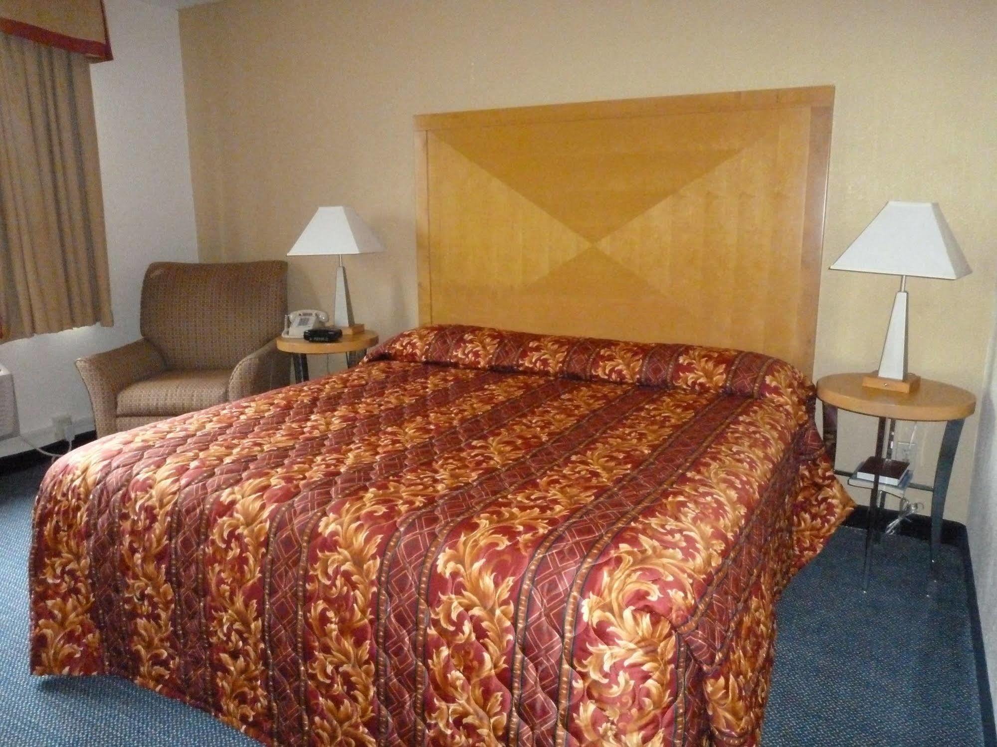 Katahdin Inn & Suites Millinocket Esterno foto