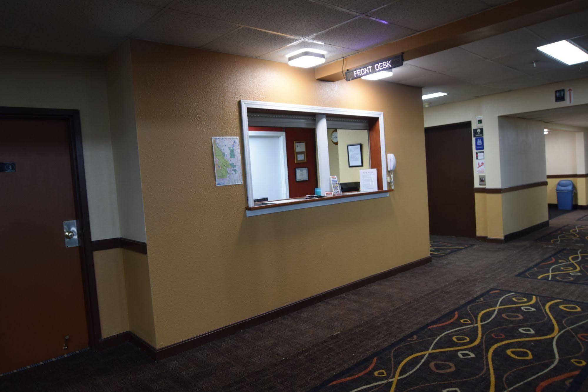 Katahdin Inn & Suites Millinocket Esterno foto